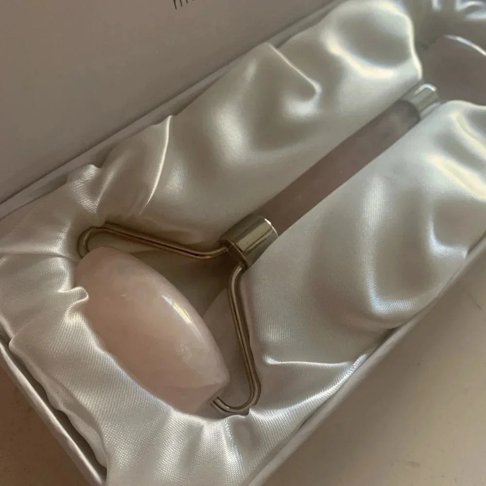 Mount Lai De-Puffing Rose Quartz Facial Roller - Picture 5 of 7